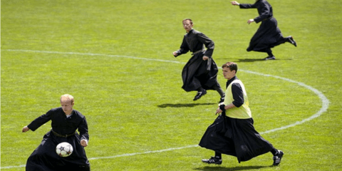 Γκολ και ράσα: Εκπαιδευόμενοι ιερείς παίζουν μπάλα στο γήπεδο της σχολής τους