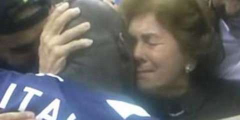 Ο εκκεντρικός Μάριο Μπαλοτέλι πανηγυρίζει με τη μαμά του