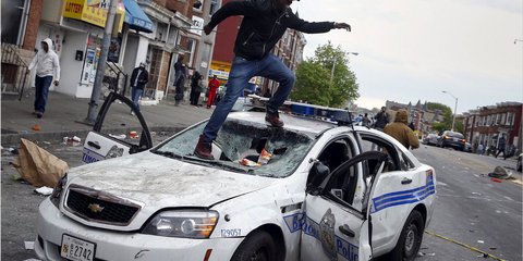 Ξεχειλίζει η οργή στη Βαλτιμόρη... 