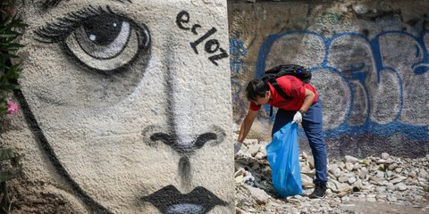 Πρόσφυγες καθαρίζουν την παραλία του Μπάτη στο Παλιό Φάληρο -Φωτογραφία: EUROKINISIS/ΣΤΕΛΙΟΣ ΜΙΣΙΝΑΣ