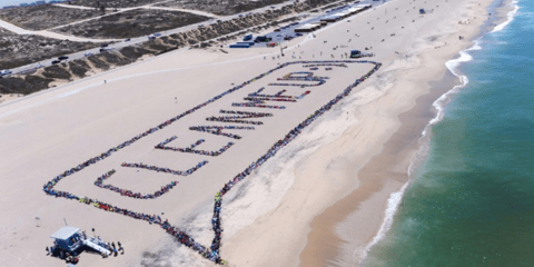 Μαζί για καθαρές θάλασσες: Τουλάχιστον 4.000 παιδιά συγκεντρώθηκαν στην παραλία της Καλιφόρνια