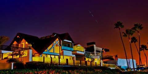 Κάπως έτσι πρέπει να είναι το καλοκαίρι σε ένα παράλληλο, ουτοπικό σύμπαν. Γεμάτο χρώματα, χαλαρή διάθεση,με μυρωδιά αντηλιακού και γεύση παγωτού 