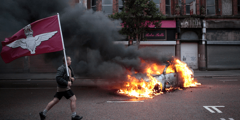 Αγεφύρωτο το θρησκευτικό χάσμα στην Ιρλανδία: Περισσότεροι από 58 τραυματίες σε βίαια επεισόδια στο Μπέλφαστ όπου προτεστάντες προσπάθησαν να εμποδίσουν πορεία καθολικών