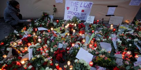 Σημειώματα στο χώρο του μακελειού στο Βερολίνο -«Το φως είναι δυνατότερο από το σκοτάδι» -Φωτογραφία: AP Photo/Markus Schreiber