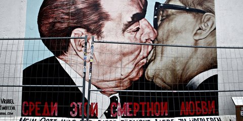 Ενα από τα πιο διάσημα σημεία του εναπομείναντος Τείχους του Βερολίνου: Μπρέζνιεφ-Χόνεκερ -Φωτογραφία: Alexandros Michailidis / SOOC