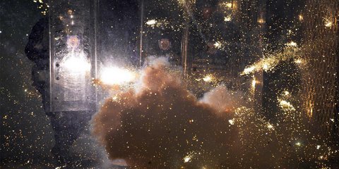 Το Πάσχα στο Καράκας δεν είχε πυροτεχνήματα, αλλά βόμβες μολότοφ. Διαδηλωτές συγκρούστηκαν με αστυνομικούς στους δρόμους της πόλης ζητώντας την «Ανάσταση της Δημοκρατίας» όπως ονόμασαν την πορεία τους. Το στιγμιότυπο απαθανάτισε το AFP. 