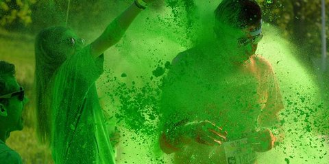 Οι Ρουμάνοι τα είδαν όλα πολύχρωμα. Το Color Run στο Βουκουρέστι μετέτρεψε τους δρόμους της πόλης σε ένα ουράνιο τόξο. Ο αγώνας για ερασιτέχνες δρομείς- τα πιο χαρούμενα 5 χλμ. του πλανήτη, όπως το περιγράφουν οι διοργανωτές- γίνεται σε διάφορα σημεία του