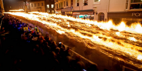 Η Βρετανία γιορτάζει τη Νύχτα των Πυροτεχνημάτων