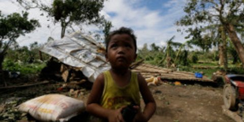 Σοκαριστικές φωτογραφίες από το πέρασμα του φονικού τυφώνα στις Φιλιππίνες [εικόνες]