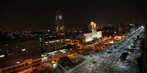 Στο Ρίο ντε Τζανέιρο, στο σαμπαδρόμιο,οι Βραζιλιάνοι δεν χορεύουν. Προελαύνουν, στις πιο ιστορικές δηλώσεις που έχει δει η χώρα. 1.000.000 διαδηλωτές πλημμύρισαν το βράδυ της Πέμπτης τους δρόμους 100 πόλεων. 