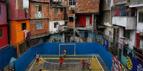 Η καθημερινή ζωή στη Βραζιλία λίγο πριν από το Μουντιάλ -Η μπάλα του ποδοσφαίρου στα πόδια ερασιτεχνών 