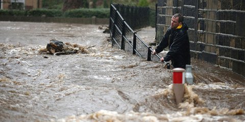 Βρετανός πολίτης σε απόγνωση -Ολη η γειτονιά είναι κάτω από το νερό 