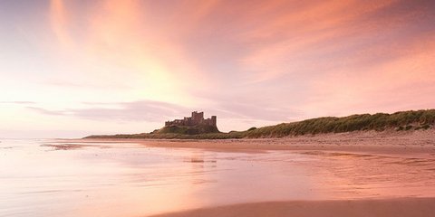 Το κάστρο του Μπάμπαργκ στη Βρετανία με φόντο την ανατολή του ήλιου