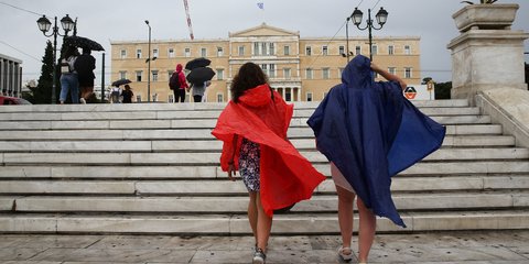 Εξω από τη Βουλή, ένα κόκκινο και ένα μπλέ αδιάβροχο. Οπως οι γραβάτες Τσίπρα-Καμμένου -Φωτογραφία: Intimenews/ΛΙΑΚΟΣ ΓΙΑΝΝΗΣ