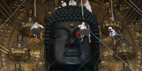 Καθαρίζοντας το άγαλμα του Μεγάλου Βούδα στην Ιαπωνία