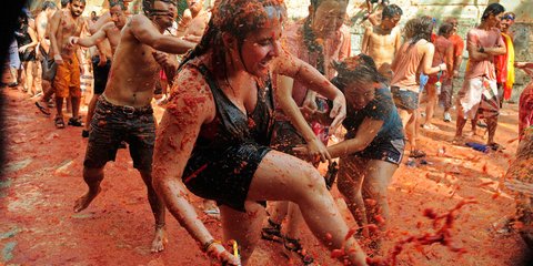 Η χαρά του τουρίστα ...Ντοματοπόλεμος στο Buñol της Ισπανίας