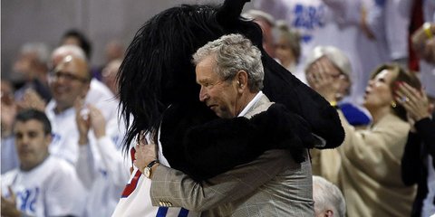 «Η εικόνα της Ημέρας»: O Tζορτζ Μπους ο νεότερος αγκαλιά με έναν γάϊδαρο