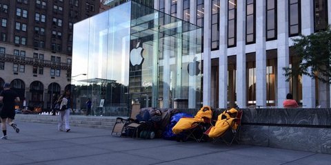 Δεν είναι άστεγοι. Αντιθέτως, πρόκειται για ιδιαίτερα προνομιούχους ανθρώπους, που έχουν χρόνο και χρήμα να διαθέσουν προκειμένου να αποκτήσουν το iPhone 6. Απομένουν περίπου δύο εβδομάδες μέχρι να διατεθεί στην αγορά, ενώ η Apple αναμένεται να κάνει ανακ