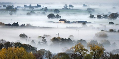 Δεν είναι πίνακας, ούτε εικόνα βγαλμένη από κάποιο παραμύθι. Ετσι ξύπνησε η Βρετανία την Τρίτη. Πυκνό στρώμα ομίχλης είχε καλύψει τα περισσότερα σημεία της χώρας, δίνοντας υλικό για μερικές μαγικές φωτογραφίες. 