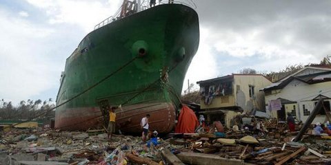 Τίποτα δεν γλίτωσε από τη σφοδρότητα του τυφώνα Χαϊγιάν που έπληξε τις Φιλιππίνες αφήνοντας πίσω του χιλιάδες νεκρούς και κατεστραμμένες περιοχές. Ανάμεσά τους και ένα πλοίο, το οποίο «ξέβρασε» στην ακτή η κακοκαιρία. 