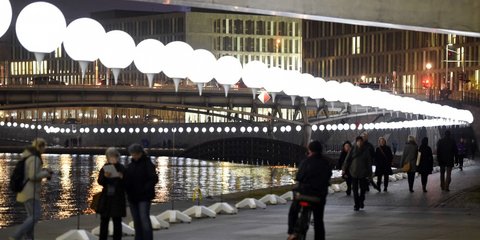 Αυτά τα φώτα απλώνονται σε 15 χλμ., ακολουθώντας το «μονοπάτι» του Τείχους του Βερολίνου, γύρω από την πόλη. Είναι το  Lichtgrenze (φωτεινό σύνορο) και τα φώτα του άναψαν στο πλαίσιο των εκδηλώσεων για την 25η επέτειο από την πτώση του Τείχους. 