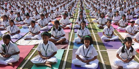 Παιδιά κάνουν γιόγκα σε σχολείο στο Δελχί. Περίπου 5.000 άνθρωποι στην Ινδία- ανάμεσά τους μαθητές, δάσκαλοι και γονείς- έκαναν επτά στάσεις γιόγκα, σε μία προσευχή για την παγκόσμια ειρήνη. 
