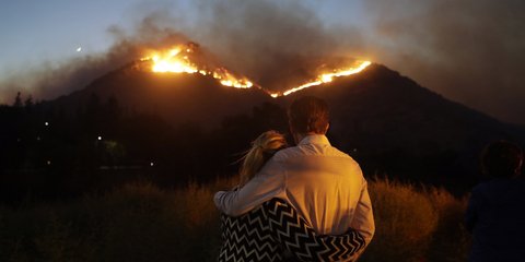 Βλέποντας τις φλόγες να πλησιάζουν