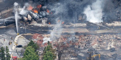     Βιβλική καταστροφή στον Καναδά από τον εκτροχιασμό και έκρηξη τρένου στο κέντρο της πόλης Λακ Μεγκαντίκ -  Τρεις νεκροί, δεκάδες αγνοούμενοι, χίλιοι εκτοπισμένοι σε μια πόλη θαμμένη κάτω από στάχτες και ερείπια 