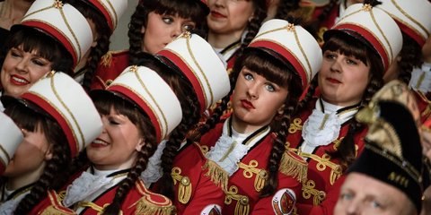 Χορεύτριες στο ετήσιο καρναβάλι στην Καγκελαρία του Βερολίνου -Φωτογραφία: EPA/CLEMENS BILAN