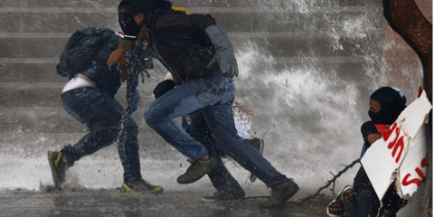 Συνεχίζεται το κύμα διαδηλώσεων στη Βενεζουέλα: Εμπόλεμη ζώνη θυμίζουν οι δρόμοι του Καράκας