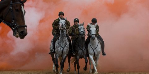 Καπνός από χειροβομβίδες καλύπτει άλογα και αναβάτες στη διάρκεια εξάσκησης του Ολλανδικού ιππικού -Φωτογραφία: AP Photo/Peter Dejong