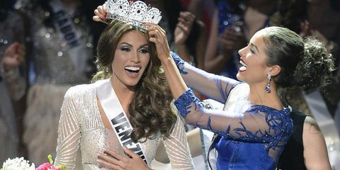 H πιο όμορφη γυναίκα στον κόσμο είναι από τη Βενεζουέλα. Τουλάχιστον σε ότι αφορά το διαγωνισμό Miss Universe, όπου νικήτρια ήταν η Γκαμπριέλα Ισλερ. Η 25χρονη παρουσιάστρια ξεχώρισε ανάμεσα σε 86 διαγωνιζόμενες, στο θεσμό που δημιούργησε ο Ντόναλντ Τραμπ