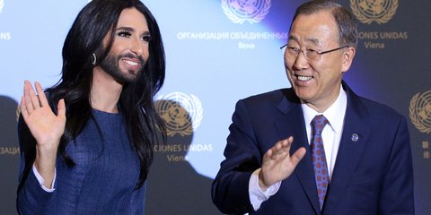 Ο Μπαν Κι-μουν χαμογελά δίπλα στην Κοντσίτα Βουρστ. Η «τραγουδίστρια με το μούσι», όπως έγινε γνωστή η νικήτρια της Eurovision, τραγούδησε για τον γ.γ. του ΟΗΕ, κατά την επίσκεψή του στη Βιέννη. 