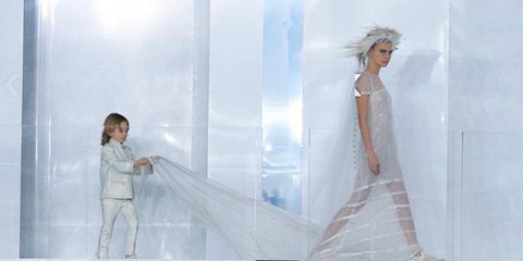 Η νύφη της Chanel είναι πάνω από όλα κουλ. Πέρα από τα στερεότυπα που θέλει τις νύφες υστερικές και αγχωμένες με την εμφάνισή τους η νύφη του οίκου Chanel μοιάζει πιο ήρεμη από ποτέ. Απόδειξη; Τα νυφικά αθλητικά παπούτσια της αφού ακόμη και αυτή την ιδιαί