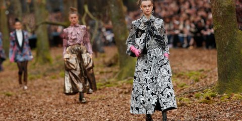 Επίδειξη μόδας στο Παρίσι: Η Chanel έβγαλε τα μοντέλα της στο δάσος -Φωτογραφία: AP Photo/Thibault Camus