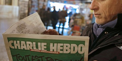 Ανδρας στη Νίκαια κρατά στα χέρια του ένα από τα τρία εκατ. αντίτυπα του πρώτου τεύχους του Charlie Hebdo που κυκλοφόρησε μετά το μακελειό. 