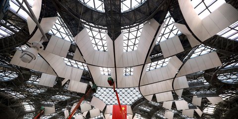    Πυρετώδεις εργασίες στο νέο αεροδρόμιο του Πεκίνου που ανοίγει το 2019 -Φωτογραφία: AP Photo/Mark Schiefelbein