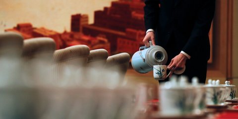  Σερβίροντας τσάι στο 19ο Συνέδριο του Κομμουνιστικού Κόμματος Κίνας στο Πεκίνο -Φωτογραφία: AP Photo/Andy Wong