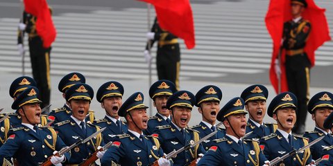 Μέλη της προεδρικής φρουράς της Κίνας κατά την υποδοχή του Ντόναλντ Τραμπ -Φωτογραφία: AP Photo/Andy Wong