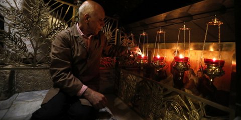 Χριστούγεννα στον ναό της Γέννησης του Χριστού στη Βηθλεέμ -Φωτογραφία: EPA/ABED AL HASHLAMOUN