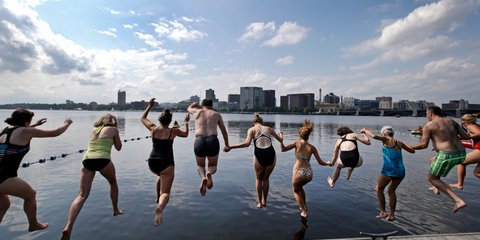 «Βουτιά στην πόλη» -Οι κάτοικοι της Βοστώνης υποδέχονται το καλοκαίρι στο ποτάμι -Φωτογραφία: AP Photo/Elise Amendola