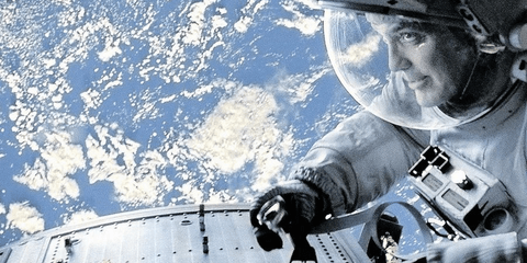 Οποιο παγκόσμιο Μέσο και να κοιτάξεις βλέπεις τον Τζορτζ Κλούνεϊ στην νέα του ταινία Gravity, στην οποία συμπρωταγωνιστεί με την Σάντρα Μπούλοκ. Η τελευταία έγινε σήμερα πρωτοσέλιδο στη Liberation. Η ταινία του Alfonso  Cuarón αποτελεί φαινόμενο και γυρίσ