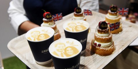 Παροξυσμός για τον γάμο Χάρι-Μάρκλ: Φούρνος στο Windsor φτιάχνει κρέμα καπουτσίνο με τα πρόσωπά τους -Φωτογραφία: EPA/FACUNDO ARRIZABALAGA