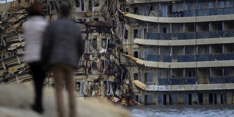 Η εικόνα αυτή δείχνει ότι απέμεινε από το κρουαζιερόπλοιο Costa Concordia το οποίο ακριβώς πριν από δυο χρόνια προσέκρουσε σε βράχο και βυθίστηκε ανοιχτά του νησιού Τζίλιο στην Ιταλία παρασύροντας στον υγρό τάφο 32 άτομα. Οι αρμόδιες αρχές ανακοίνωσαν ότι