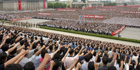 Αυτό είναι διαδήλωση! Παρατεταγμένοι σαν στρατιωτάκια εκατοντάδες χιλιάδες άνθρωποι «διαδηλώνουν» στη Βόρεια Κορέα εναντίον του αμερικανικού ιμπεριαλισμού. Στα γιγαντιαία πανό είναι γραμμένο το σύνθημα «Μακρά ζωή στον ηγέτη μας Κιμ Γιόνγκ Ουν».