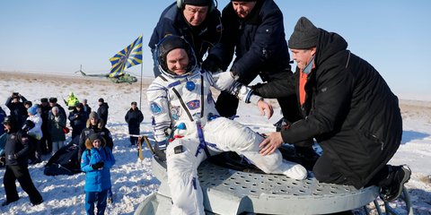 Ρώσος κοσμοναύτης ξανά στη Γη μετά από 6 μήνες στον Διεθνή Διαστημικό Σταθμό -Φωτογραφία: AP Photo/Dmitri Lovetsky, Pool