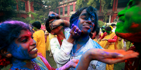 Ετσι γιορτάζουν την άφιξη της Ανοιξης στην Ινδία. Οι κάτοικοι ντυμένοι στα λευκά ξεκινούν πόλεμο χρωμάτων. Μπαίνουν στο ποτάμι, γιορτάζουν τρελά, πανηγυρίζουν το Holi, την υπέροχη άνοιξη.