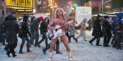 Παίζοντας κάντρι γυμνός στην παγωνιά: Ο διάσημος «τρελός καουμπόι» της Νέας Υόρκης ξαναχτυπά