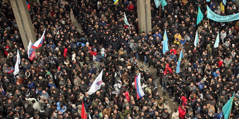 H Κριμαία της Ουκρανίας σε πολεμική ετοιμότητα. Πεδίο εντάσεων η Συμφερόπολη της Κριμαίας, με συγκρούσεις των αντιμαχόμενων διαδηλωτών που διακρίνονται σε αυτούς με τις ρώσικες και σε αυτούς με τις ουκρανικές σημαίες.