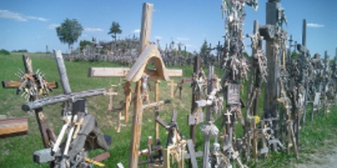 Ο μυστηριώδης λόφος με τους σταυρούς στη Λιθουανία [εικόνες]